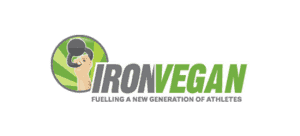 Logo Ironvegan bras tenant une cloche de bouilloire police grise et verte avec slogan alimentant une nouvelle génération d'athlètes végétaliens