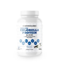 White container with white lid of Schinoussa Fermented Chlorella Protein all-in-one contains 840 g and 24 servings